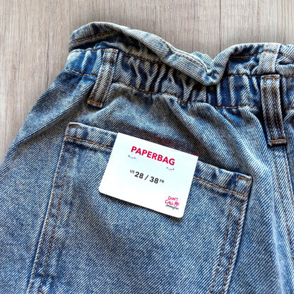 Short jean femme Jennyfer taille 38 bleu clair avec taille élastiquée et revers.