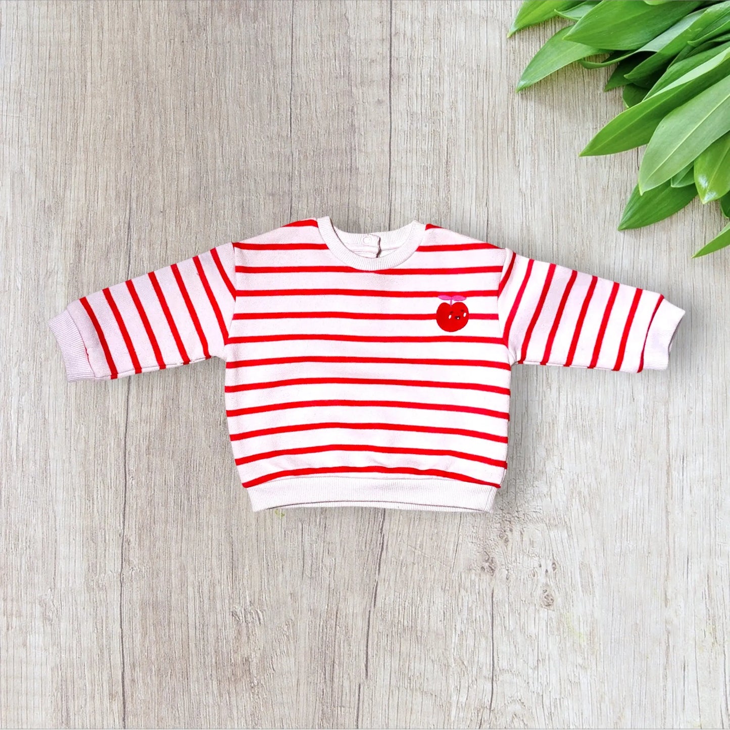 Sweat bébé fille Tape à l’Œil 12 mois marinière rouge avec cerise brodée sur la poitrine.