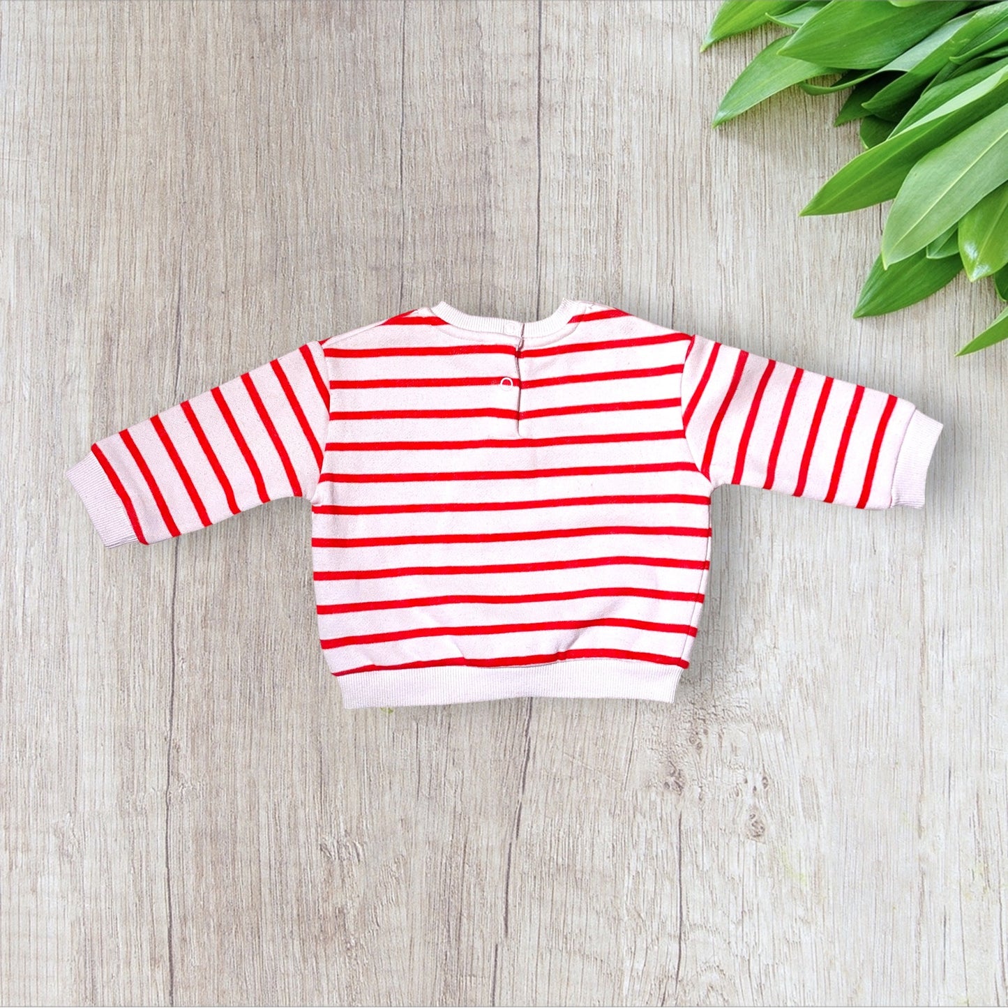 Sweat bébé fille Tape à l’Œil 12 mois marinière rouge avec cerise brodée sur la poitrine.