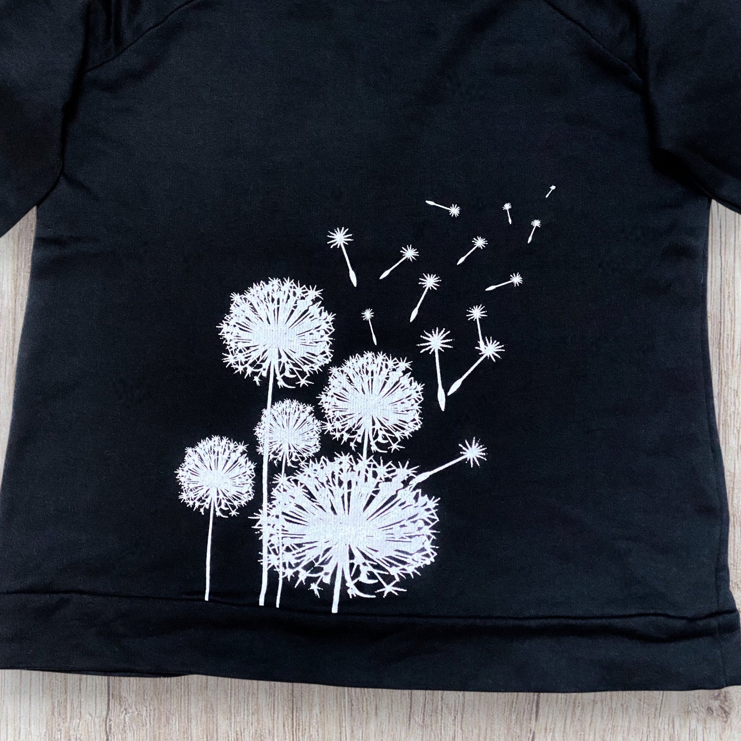 Sweat femme Printemps S noir avec motifs pissenlits blancs et manches longues