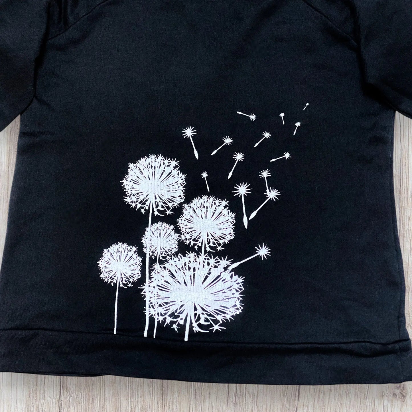 Sweat femme Printemps S noir avec motifs pissenlits blancs et manches longues