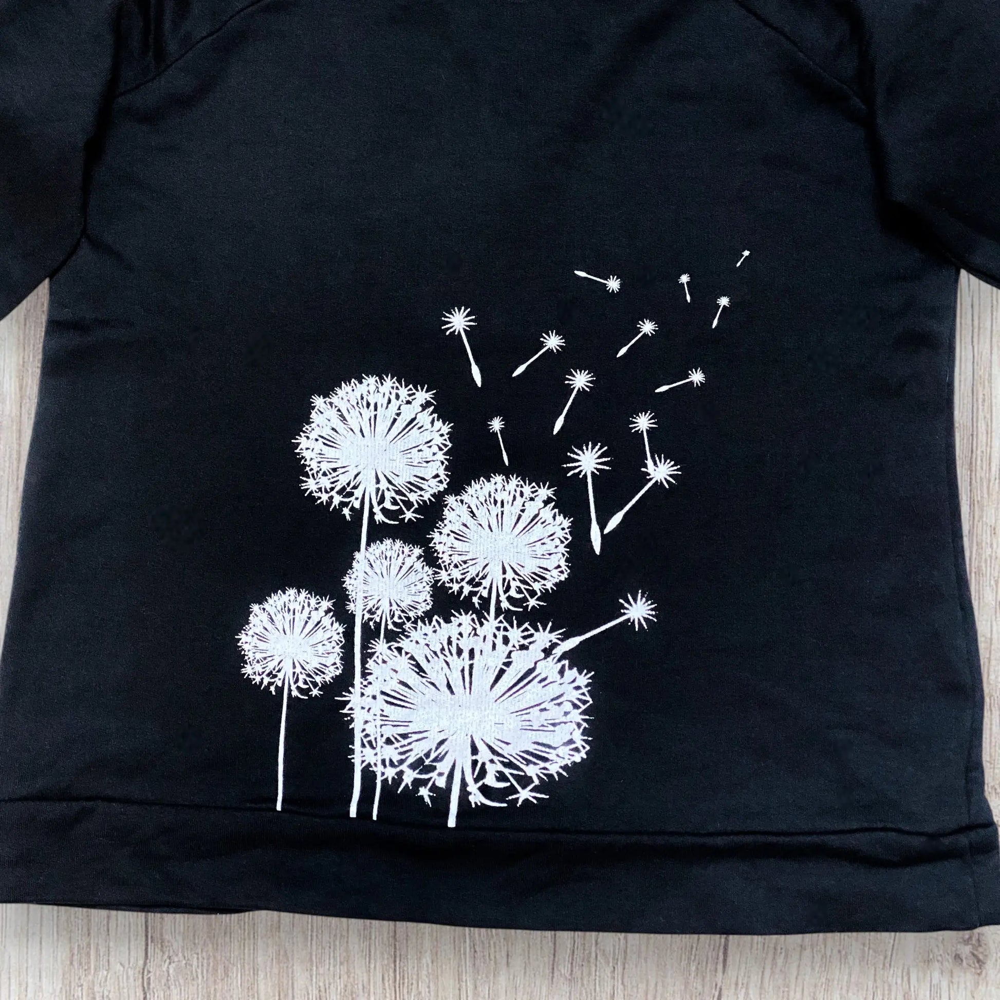 Sweat femme Printemps S noir avec motifs pissenlits blancs et manches longues