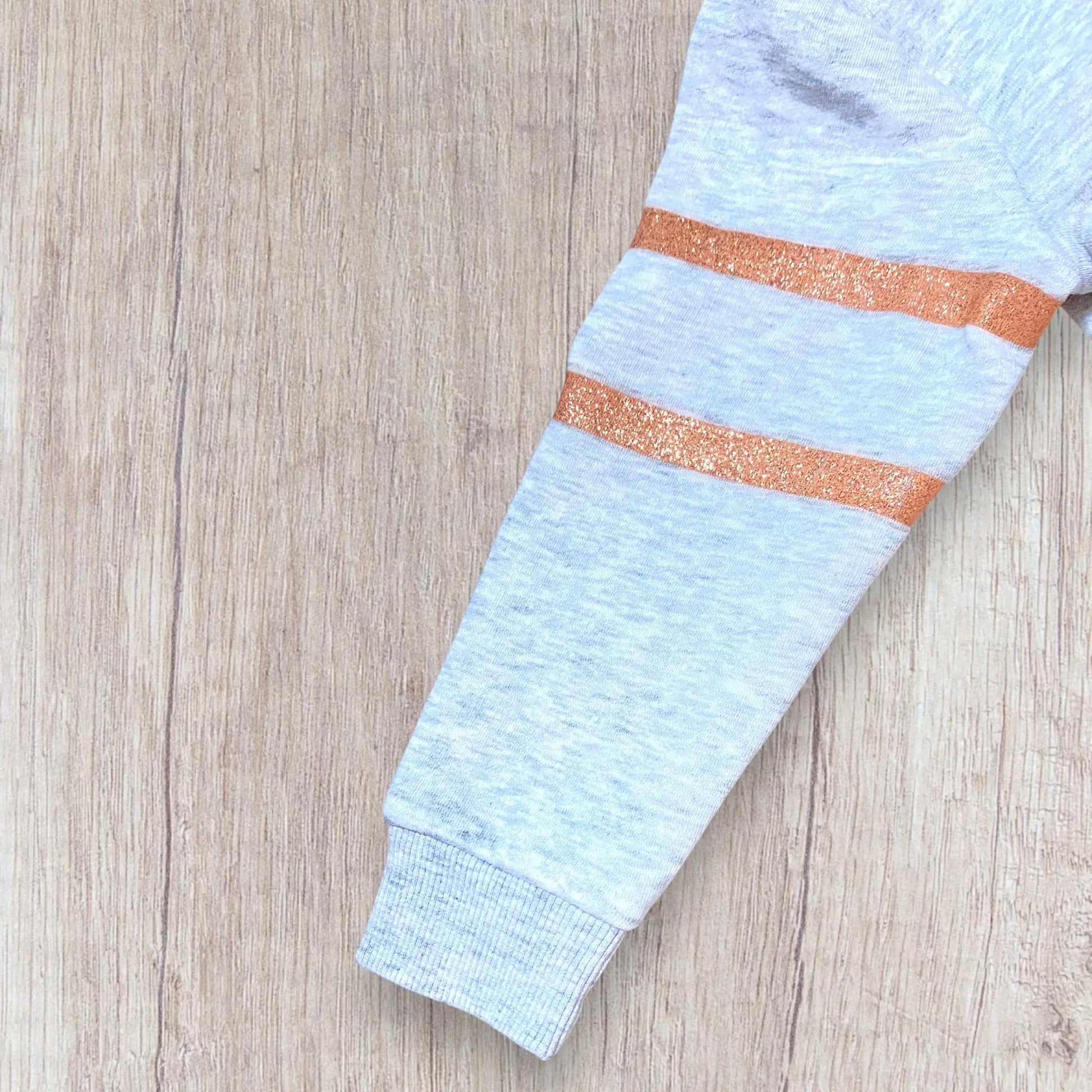 Sweat fille Orchestra 2 ans gris chiné avec cœur sequins réversibles et bandes pailletées, très bon état