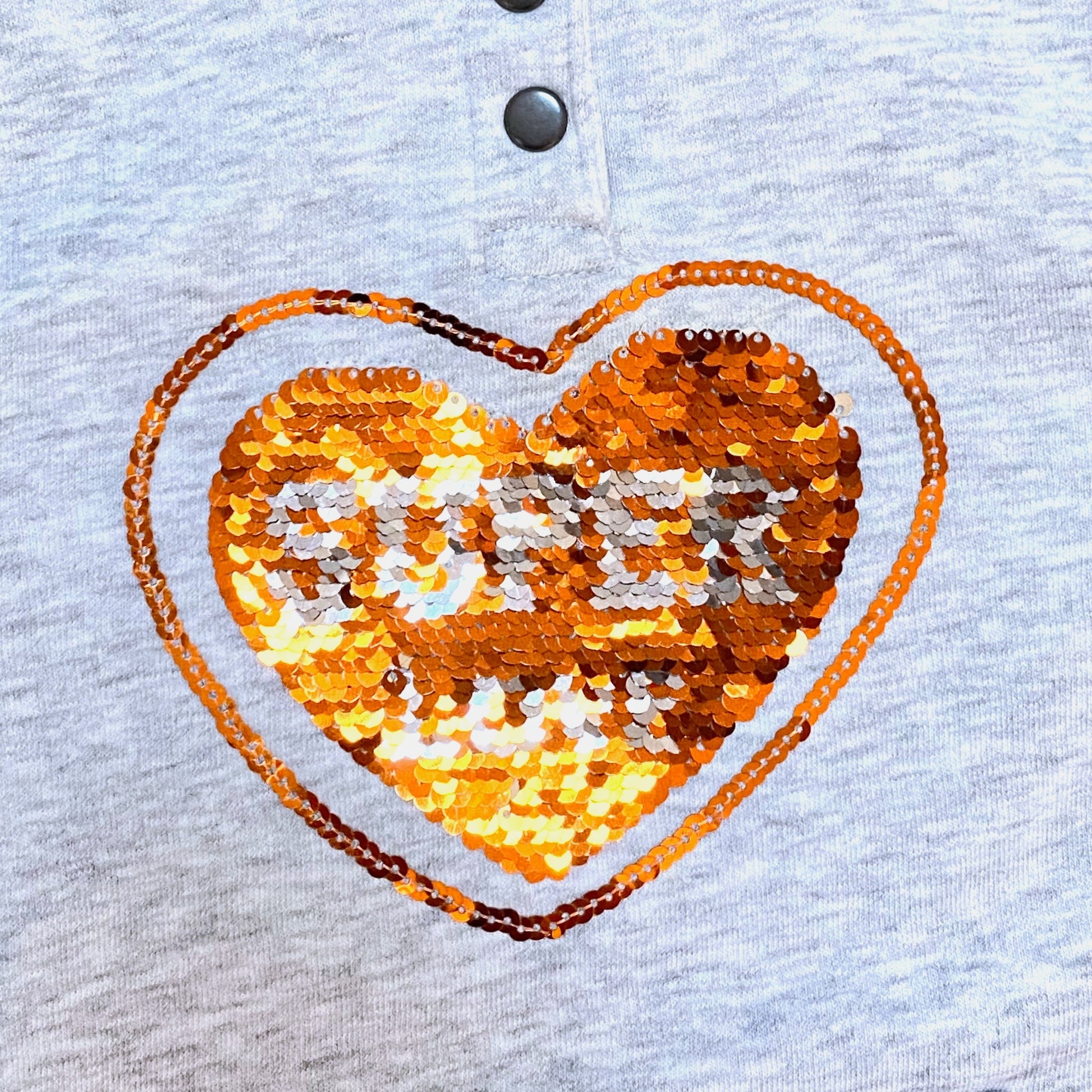 Sweat fille Orchestra 2 ans gris chiné avec cœur sequins réversibles et bandes pailletées, très bon état