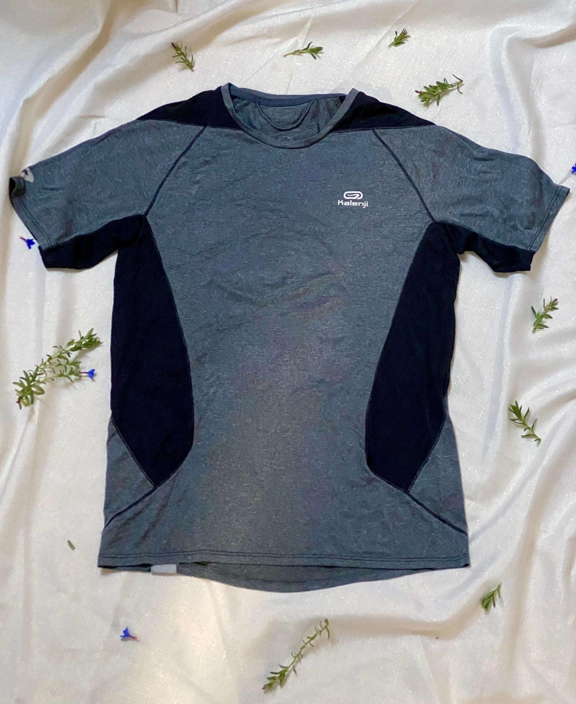 T shirt de Sport Respirant Gris avec Details Noirs Manches Courtes Homme Taille S Marque KALENJI Decathlon