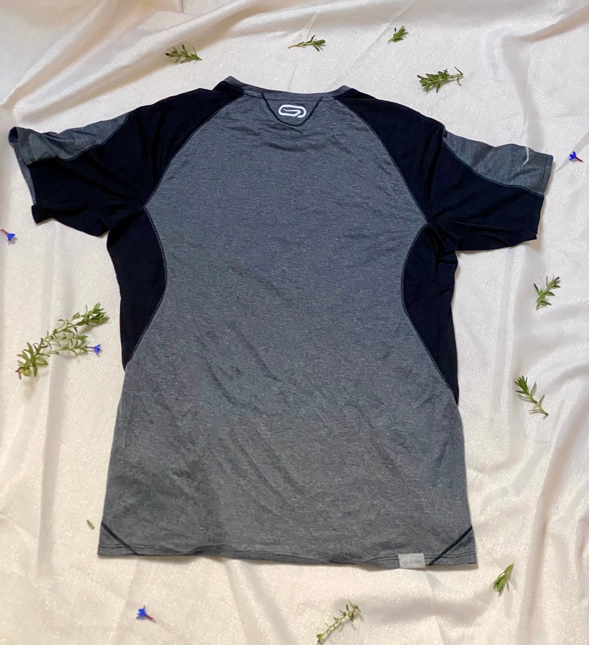 T-shirt de Sport Respirant Gris avec Détails Noirs, Manches Courtes Homme Taille S - Marque KALENJI, Décathlon kalenji