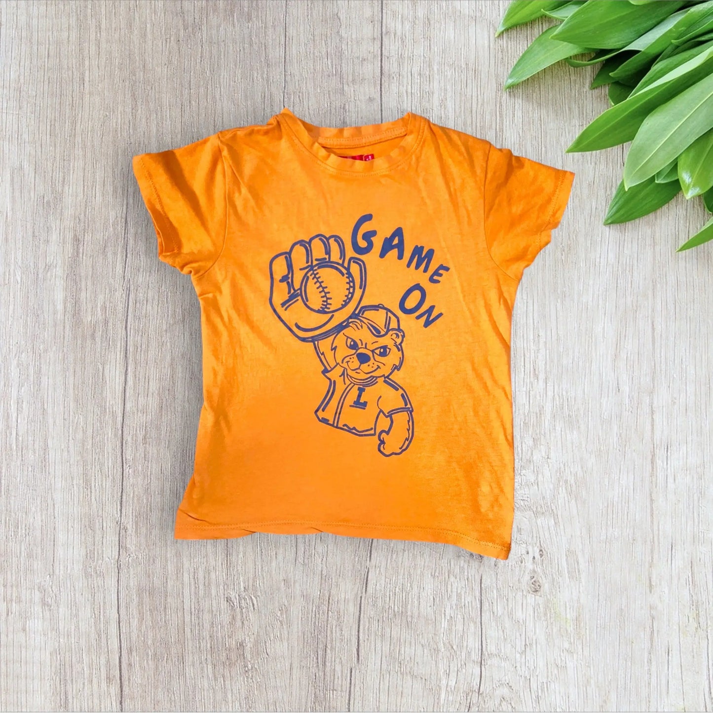 T-shirt garçon orange 5 ans Tissaia – ours baseball bleu marine – très bon état