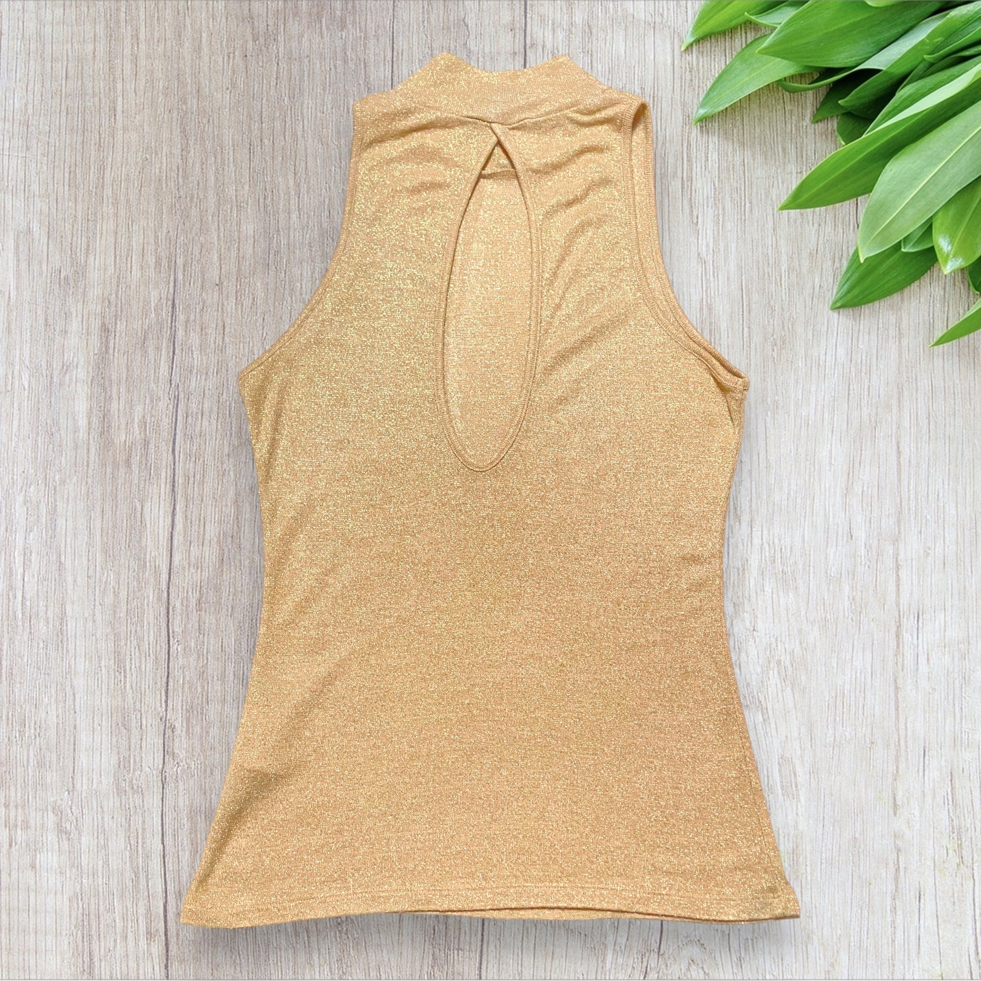 Top femme Morgan doré pailleté taille S sans manche et dos nu.