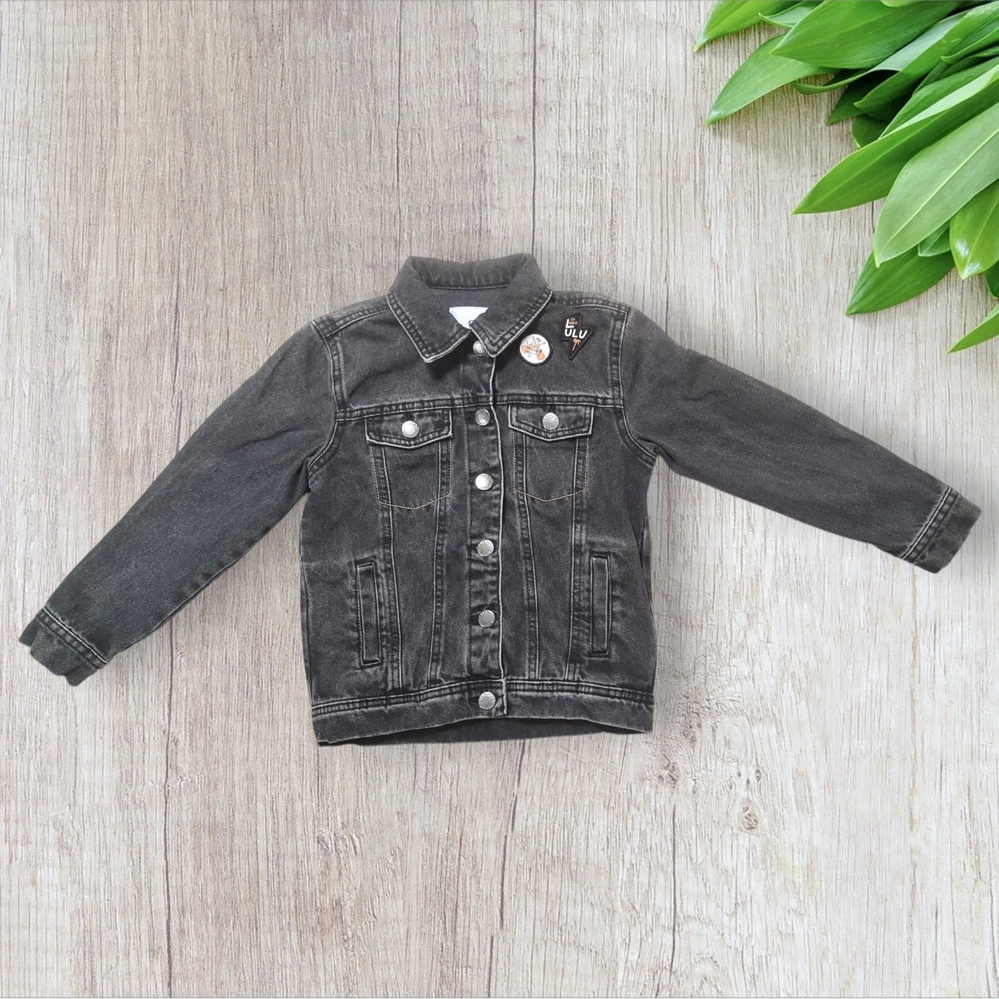 Veste en jean LuluCastagnette garçon 8 ans noire brodée rock’n’roll – très bon état