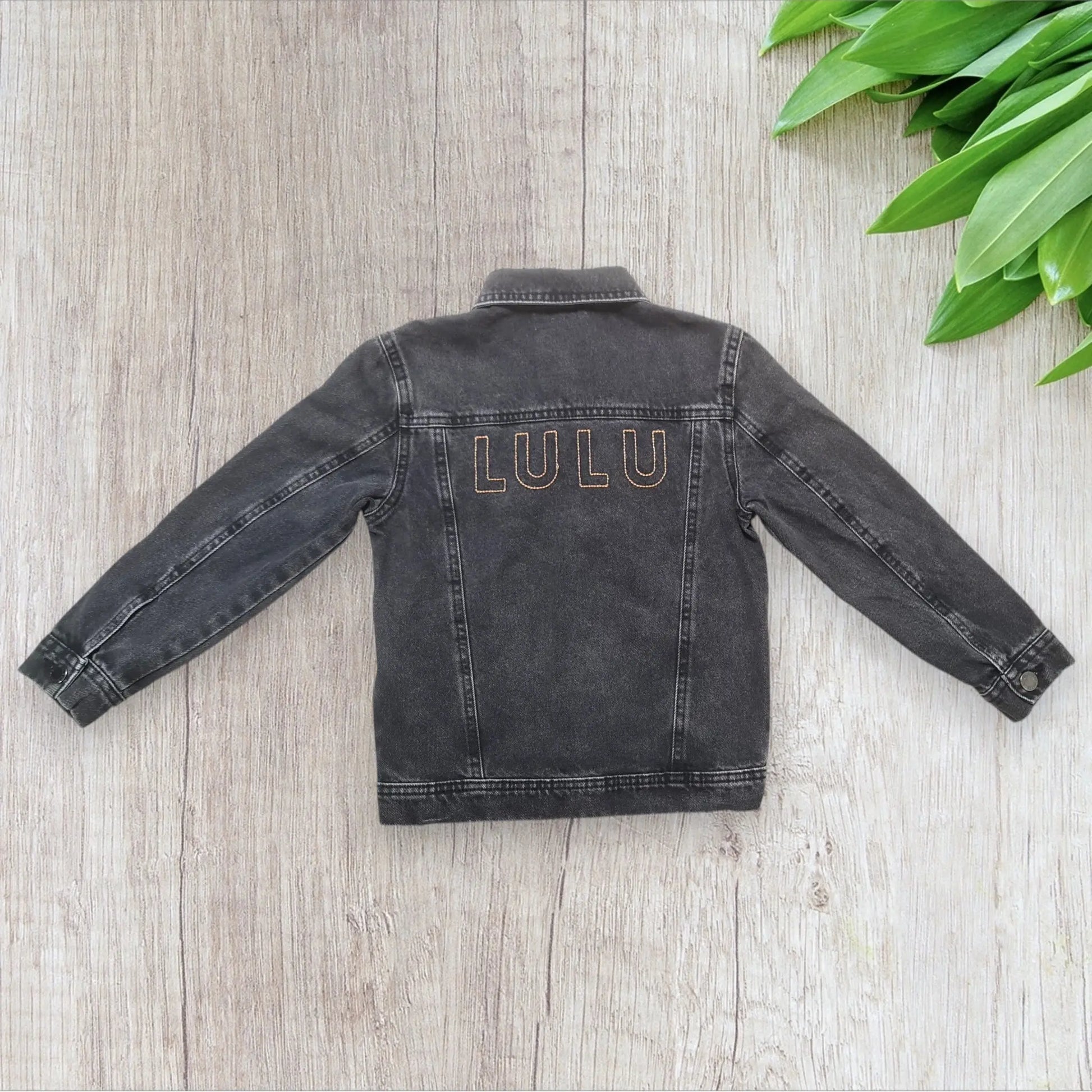 Veste en jean LuluCastagnette garçon 8 ans noire brodée rock’n’roll – très bon état
