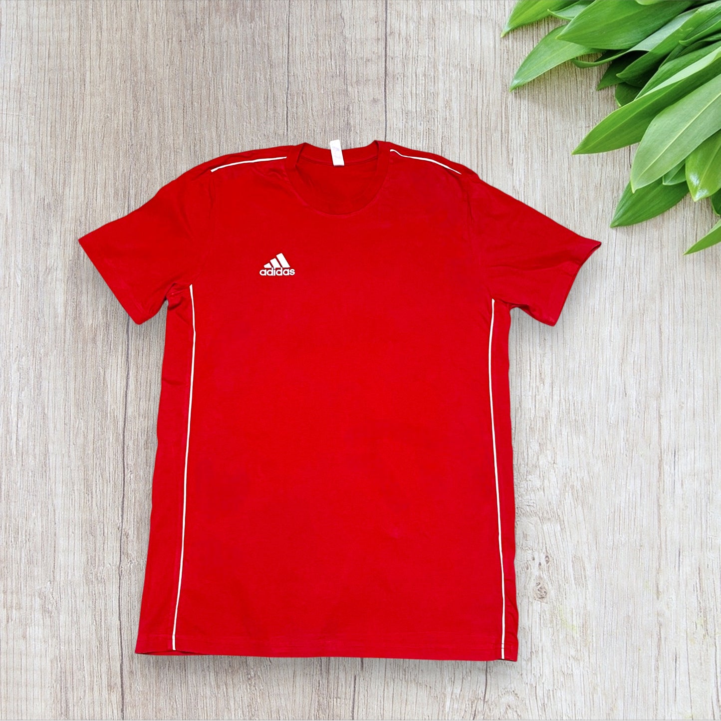 T-shirt Homme Adidas Taille M - Rouge avec Bandes Blanches