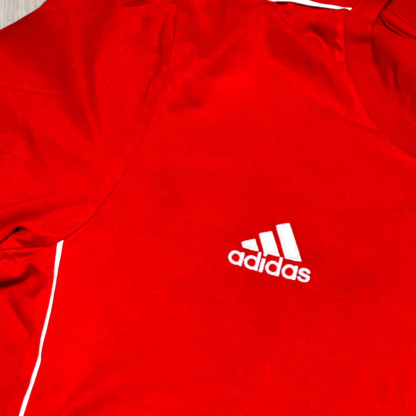 T-shirt Homme Adidas Taille M - Rouge avec Bandes Blanches