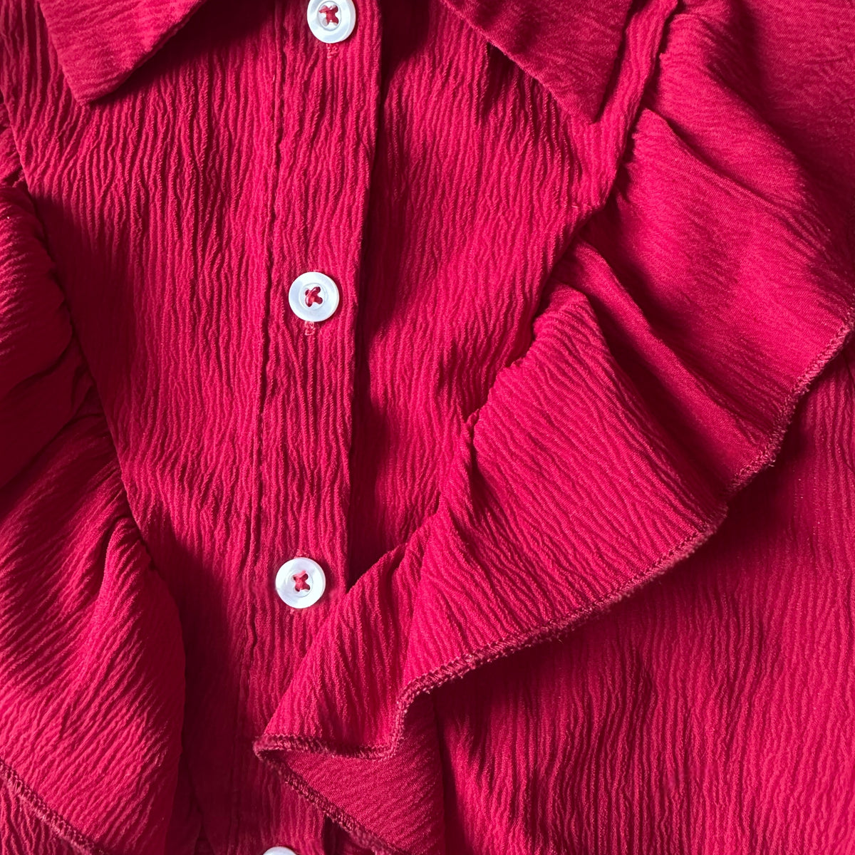 Ensemble fille Shein 8 ans composé d'une chemise rouge bordeaux à volants et d'un jean blanc à boutons.