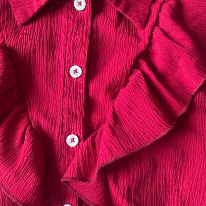 Ensemble fille Shein 8 ans composé d'une chemise rouge bordeaux à volants et d'un jean blanc à boutons.