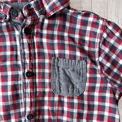 Ensemble garçon Kiabi 5 ans avec chemise à carreaux bordeaux, rouge, bleu marine et blanc, poche poitrine contrastante et pantalon en jean bleu.