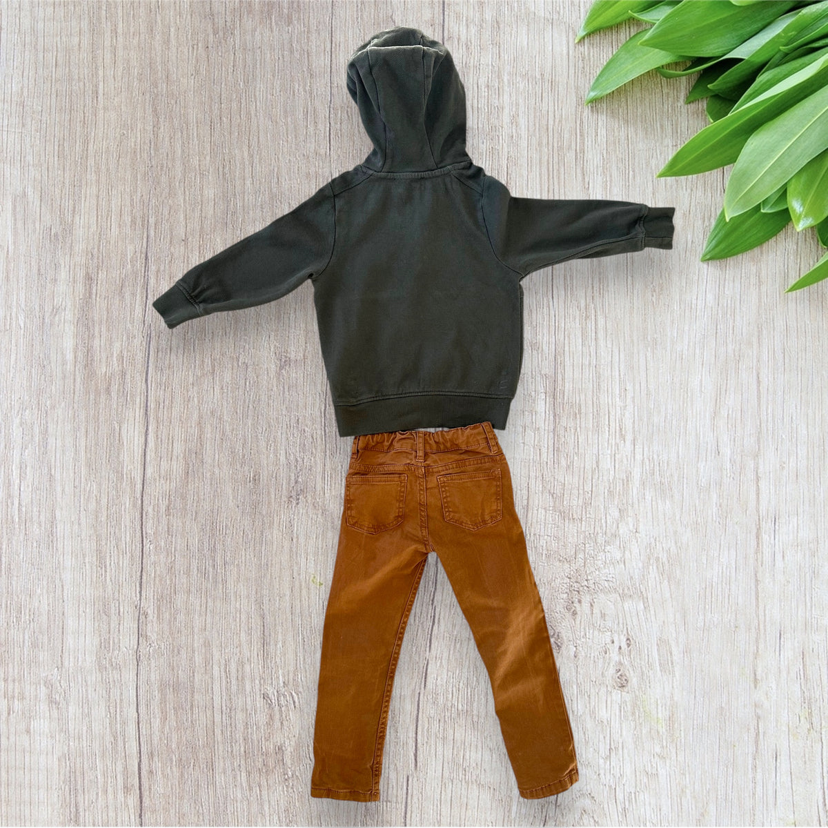Ensemble garçon C&A taille 3 ans composé d'un sweat à capuche kaki avec poche kangourou et d'un pantalon camel.