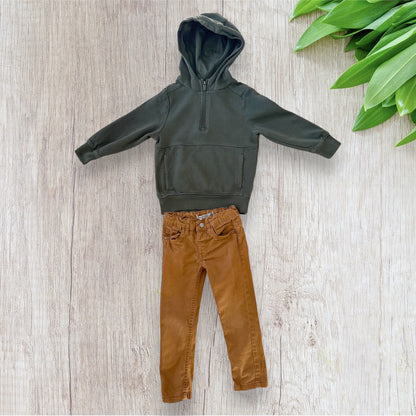 Ensemble garçon C&A taille 3 ans composé d'un sweat à capuche kaki avec poche kangourou et d'un pantalon camel.