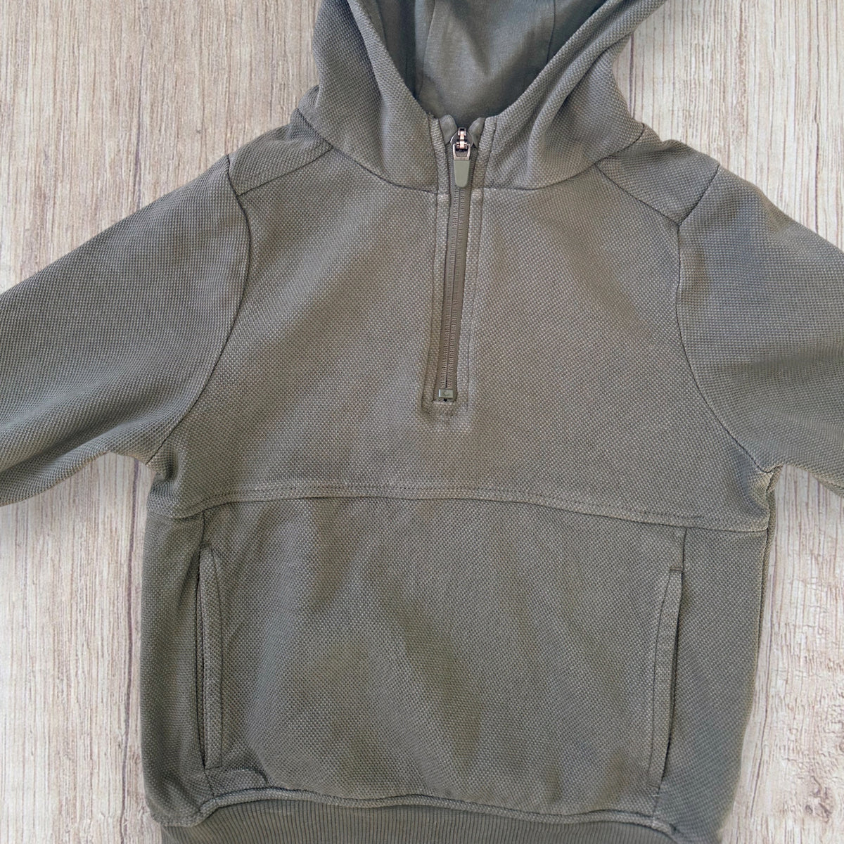 Ensemble garçon C&A taille 3 ans composé d'un sweat à capuche kaki avec poche kangourou et d'un pantalon camel.
