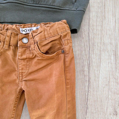 Ensemble garçon C&A taille 3 ans composé d'un sweat à capuche kaki avec poche kangourou et d'un pantalon camel.