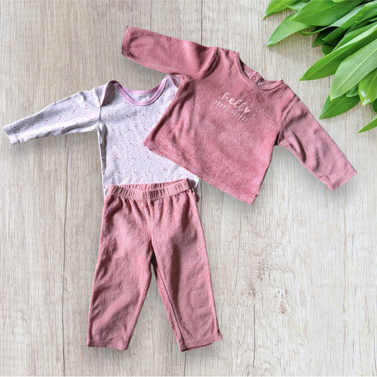 Ensemble bébé fille TEX taille 1 an composé d'un haut rose poudré, d'un pantalon assorti et d'un body blanc à petits motifs cœurs.