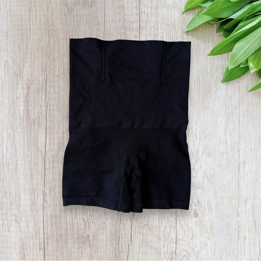 Gaine gainante femme noire taille haute avec coupe short et zones à texture ajourée.