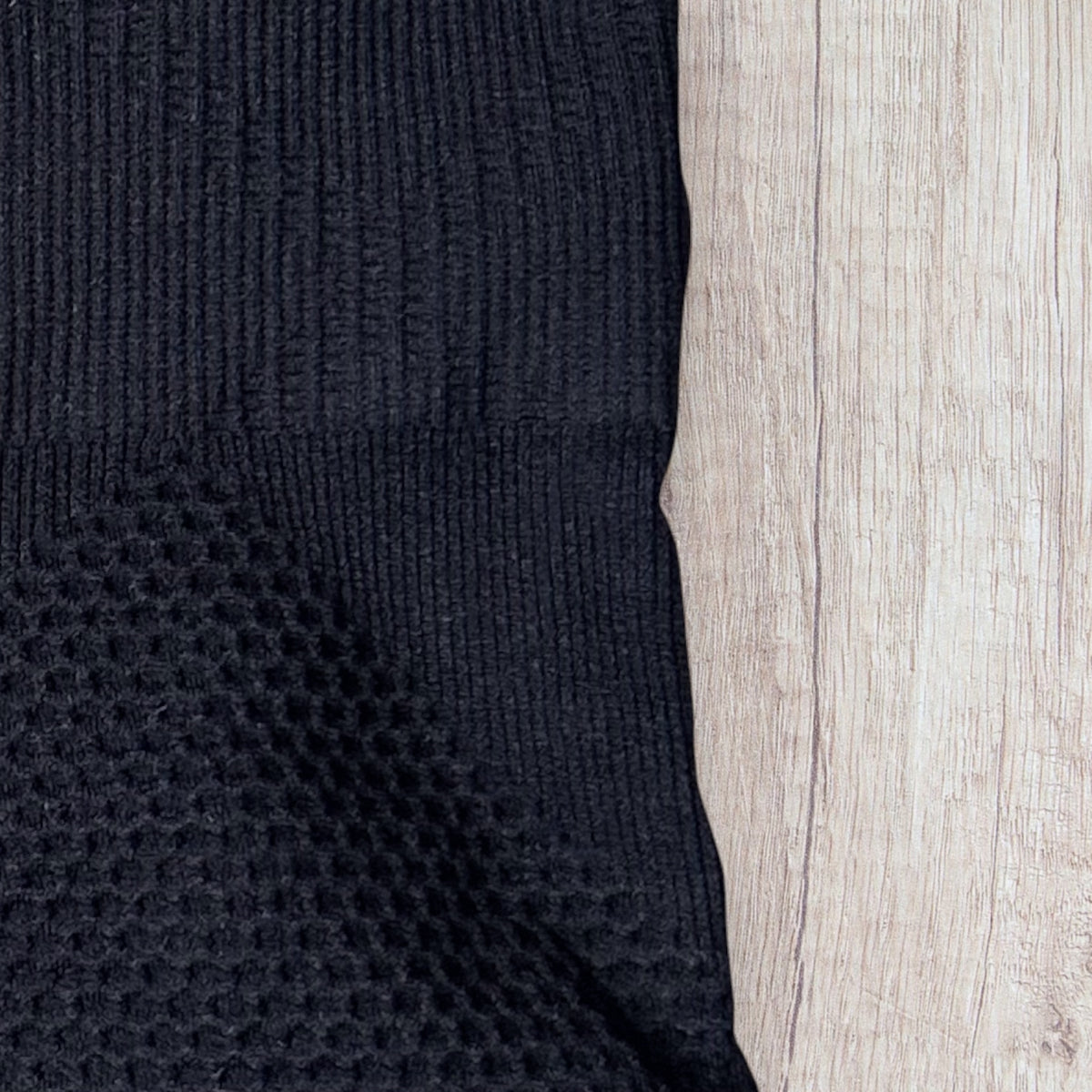 Gaine gainante femme noire taille haute avec coupe short et zones à texture ajourée.