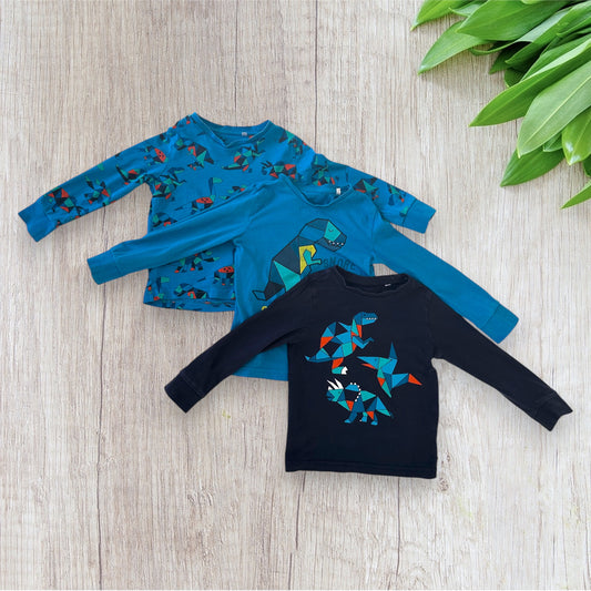 Lot de pyjamas garçon C&A 3 ans composé de 3 hauts à manches longues et 4 pantalons bleus et turquoise à motifs dinosaures, unis et rayés.