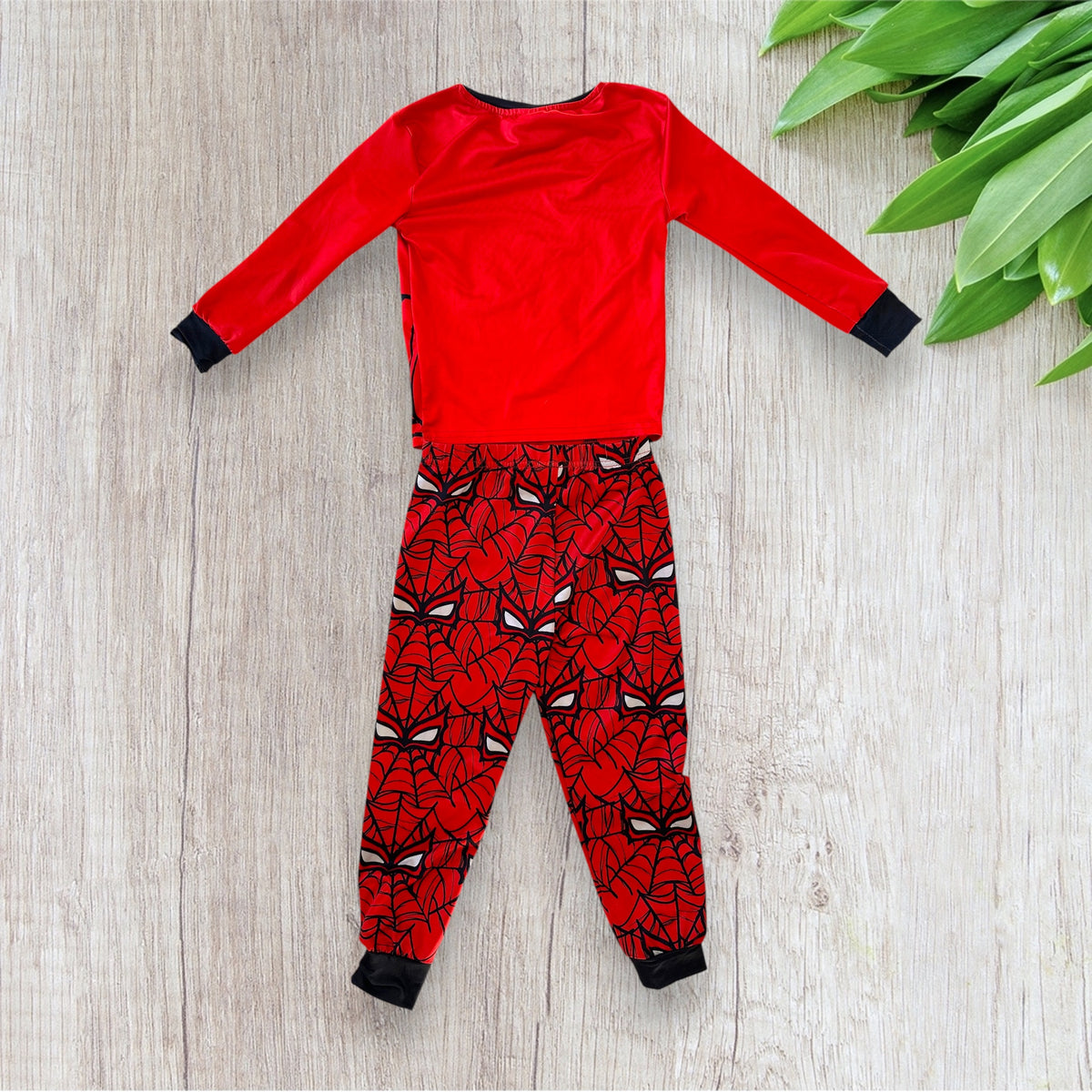 Lot de vêtements de nuit garçon Shein 5 ans Spiderman comprenant deux hauts à manches longues et un pantalon rouge imprimé de toiles d'araignée.