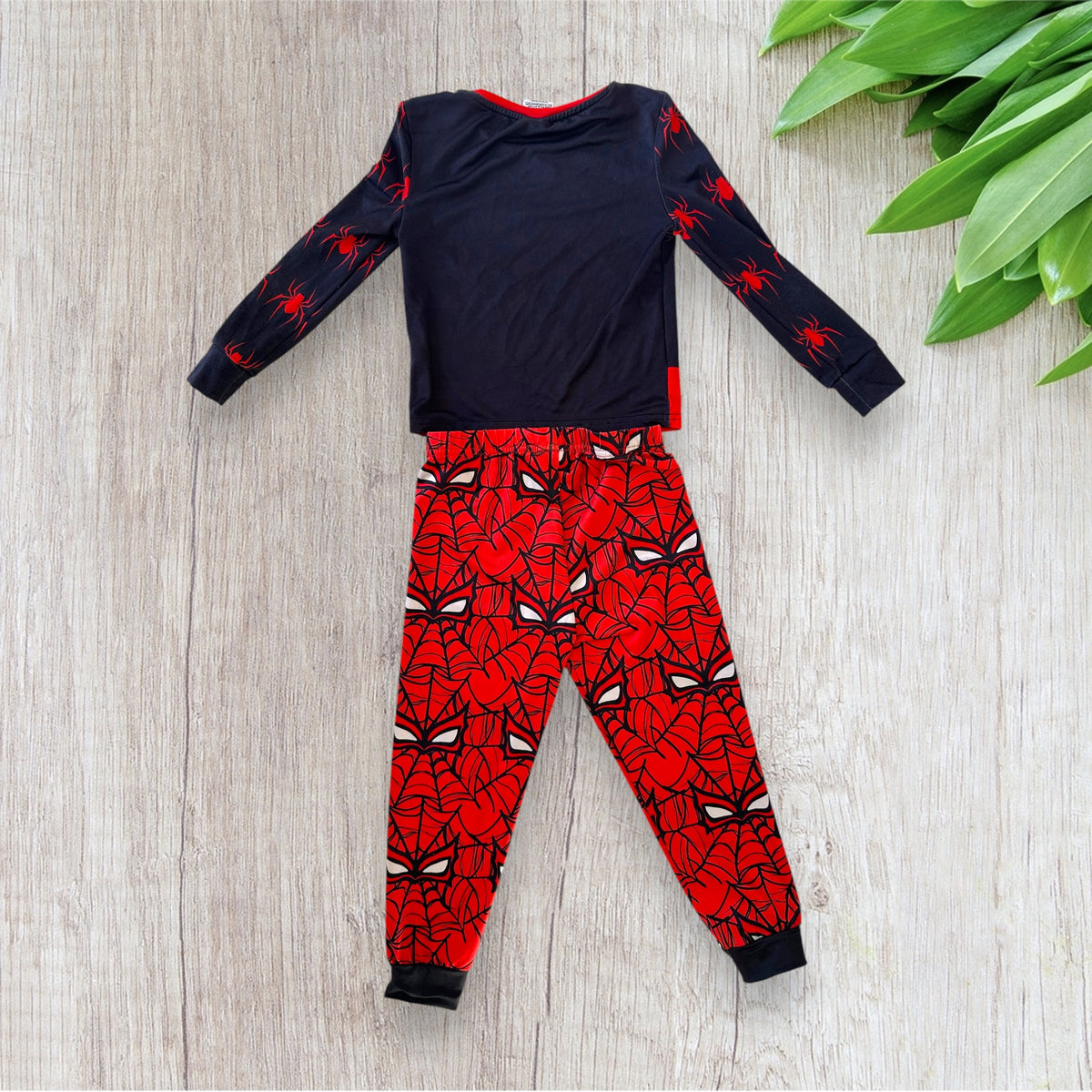 Lot de vêtements de nuit garçon Shein 5 ans Spiderman comprenant deux hauts à manches longues et un pantalon rouge imprimé de toiles d'araignée.