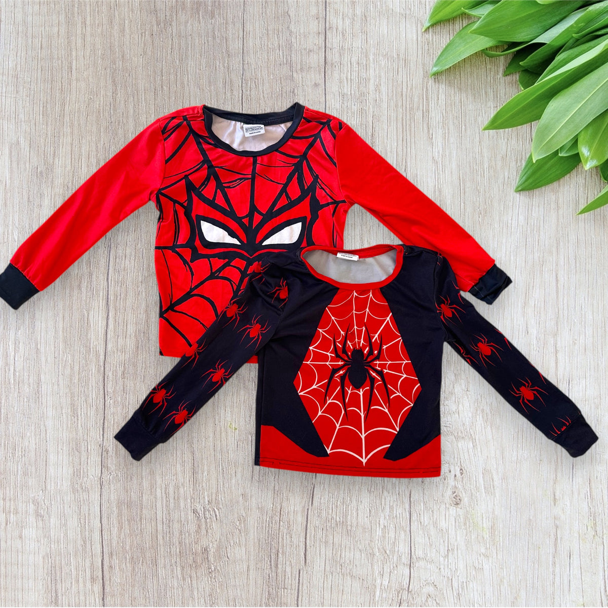 Lot de vêtements de nuit garçon Shein 5 ans Spiderman comprenant deux hauts à manches longues et un pantalon rouge imprimé de toiles d'araignée.