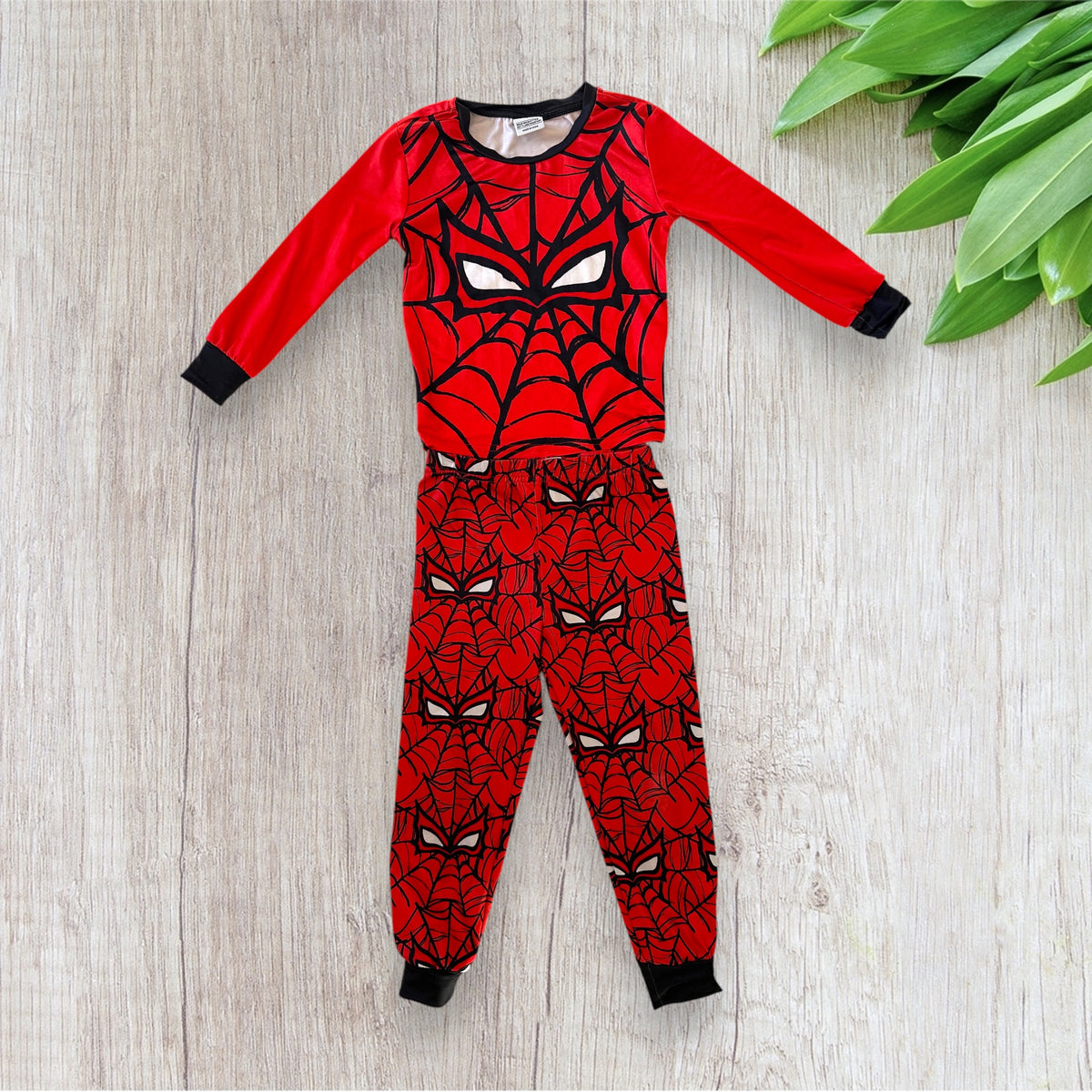 Lot de vêtements de nuit garçon Shein 5 ans Spiderman comprenant deux hauts à manches longues et un pantalon rouge imprimé de toiles d'araignée.