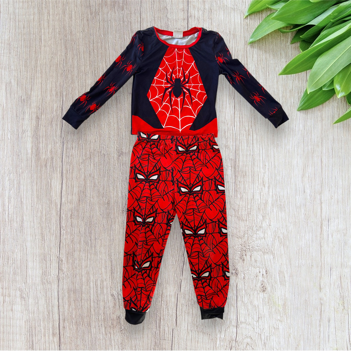 Lot de vêtements de nuit garçon Shein 5 ans Spiderman comprenant deux hauts à manches longues et un pantalon rouge imprimé de toiles d'araignée.