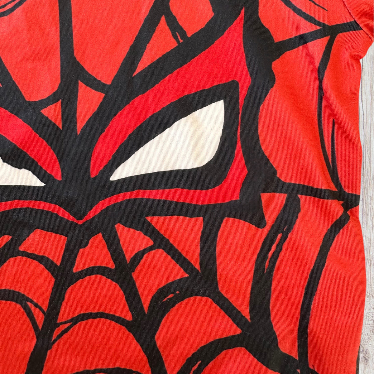 Lot de vêtements de nuit garçon Shein 5 ans Spiderman comprenant deux hauts à manches longues et un pantalon rouge imprimé de toiles d'araignée.