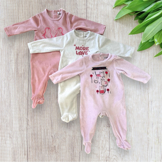 Lot de 3 pyjamas bébé fille Orchestra taille 6 mois, deux roses et un écru, à motifs pingouins, chats et inscription More Love.