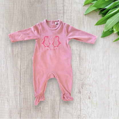 Lot de 3 pyjamas bébé fille Orchestra taille 6 mois, deux roses et un écru, à motifs pingouins, chats et inscription More Love.