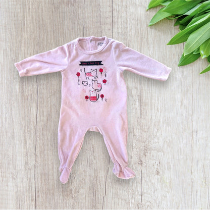 Lot de 3 pyjamas bébé fille Orchestra taille 6 mois, deux roses et un écru, à motifs pingouins, chats et inscription More Love.