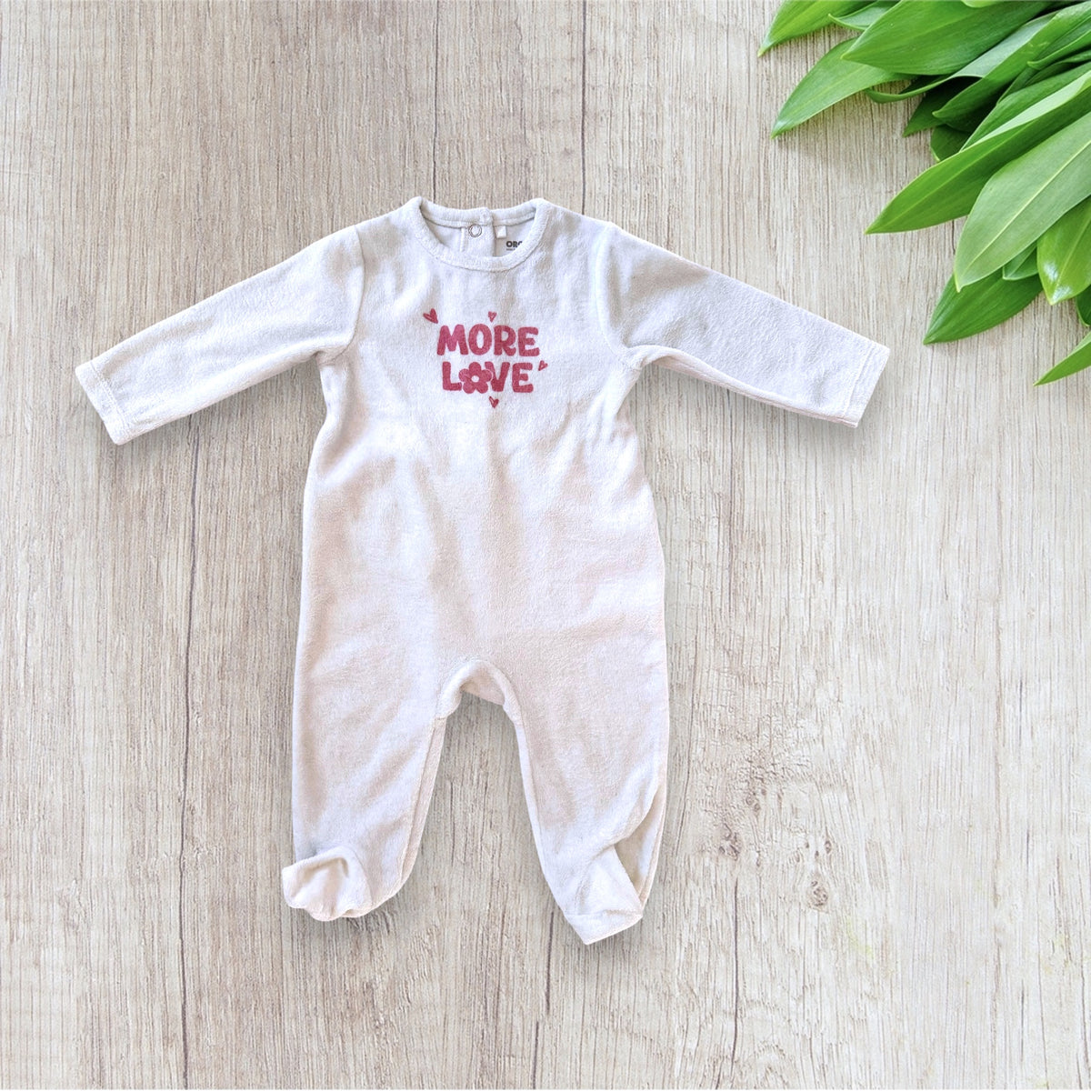 Lot de 3 pyjamas bébé fille Orchestra taille 6 mois, deux roses et un écru, à motifs pingouins, chats et inscription More Love.