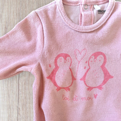 Lot de 3 pyjamas bébé fille Orchestra taille 6 mois, deux roses et un écru, à motifs pingouins, chats et inscription More Love.