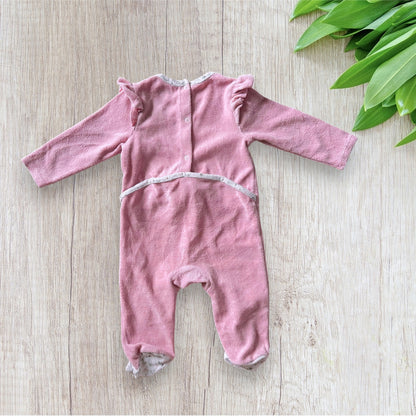 Lot de 2 pyjamas une pièce Orchestra pour bébé fille de 1 an, un modèle rose à motifs pingouins et un modèle blanc avec inscription rose et petits cœurs.