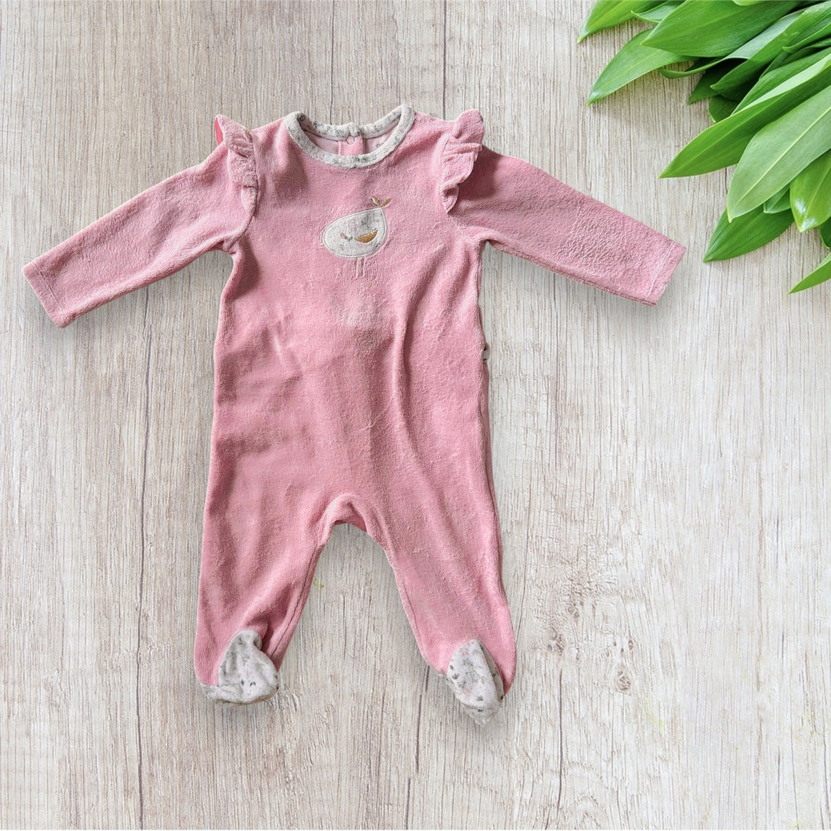 Lot de 2 pyjamas une pièce Orchestra pour bébé fille de 1 an, un modèle rose à motifs pingouins et un modèle blanc avec inscription rose et petits cœurs.