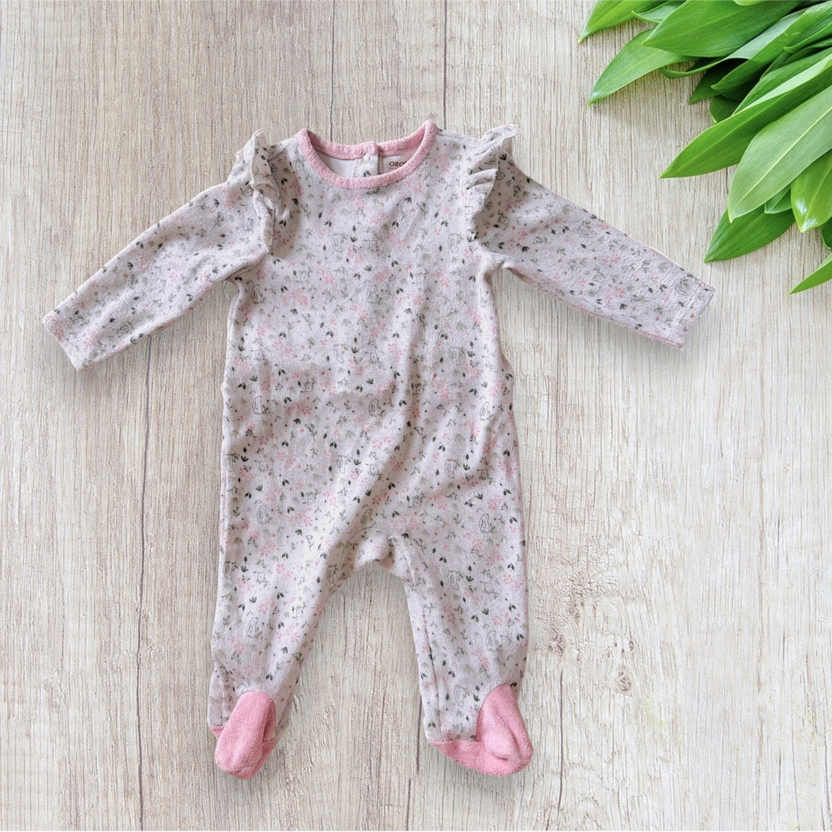 Lot de 2 pyjamas une pièce Orchestra pour bébé fille de 1 an, un modèle rose à motifs pingouins et un modèle blanc avec inscription rose et petits cœurs.