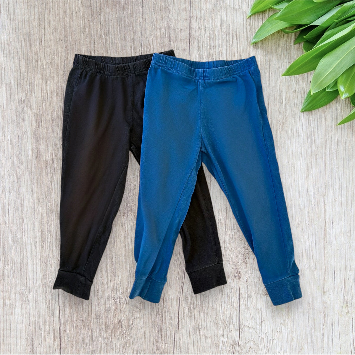 Lot de pyjama garçon C&A taille 2 ans composé d'un haut vert à motifs singes et bananes et de deux pantalons bleu marine et bleu.