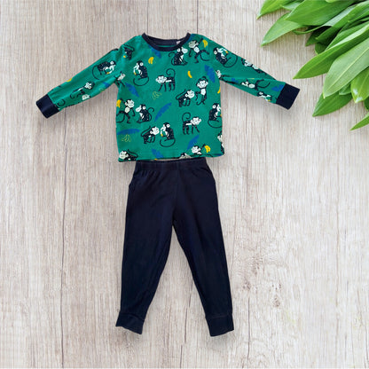 Lot de pyjama garçon C&A taille 2 ans composé d'un haut vert à motifs singes et bananes et de deux pantalons bleu marine et bleu.