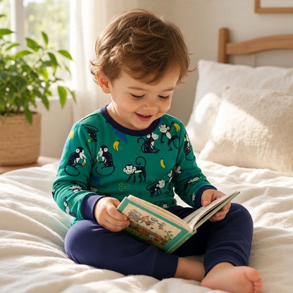 Lot de pyjama garçon C&A taille 2 ans composé d'un haut vert à motifs singes et bananes et de deux pantalons bleu marine et bleu.