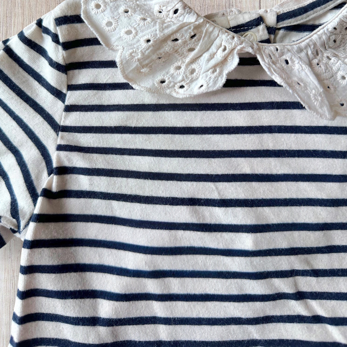 Haut bébé fille Vertbaudet 18 mois blanc et bleu marine à rayures, avec manches longues et col claudine blanc brodé.
