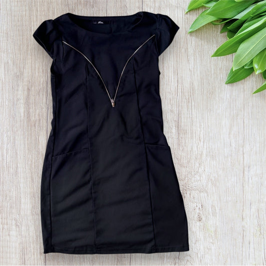 Robe courte femme MIM taille 36 noire avec motif graphique doré sur le devant, manches courtes et poches latérales.
