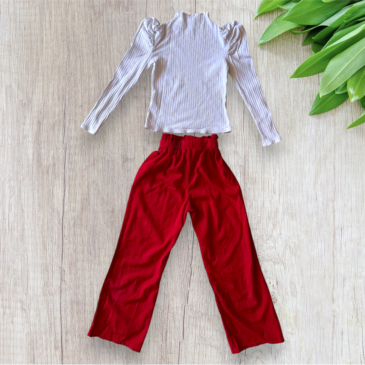 Ensemble fille Shein 8 ans avec haut blanc côtelé à boutons marron et pantalon rouge avec ceinture à nouer.