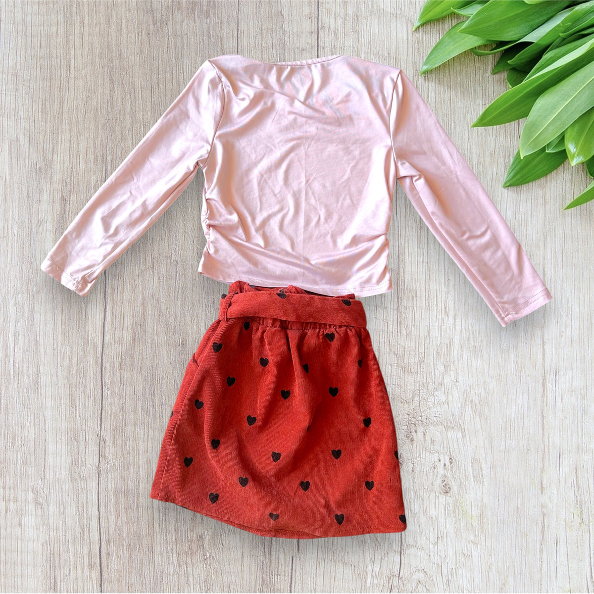 Ensemble fille Shein 8 ans composé d'un haut rose pâle à manches longues et d'une jupe terracotta effet velours côtelé à cœurs noirs.