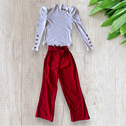 Ensemble fille Shein 8 ans avec haut blanc côtelé à boutons marron et pantalon rouge avec ceinture à nouer.