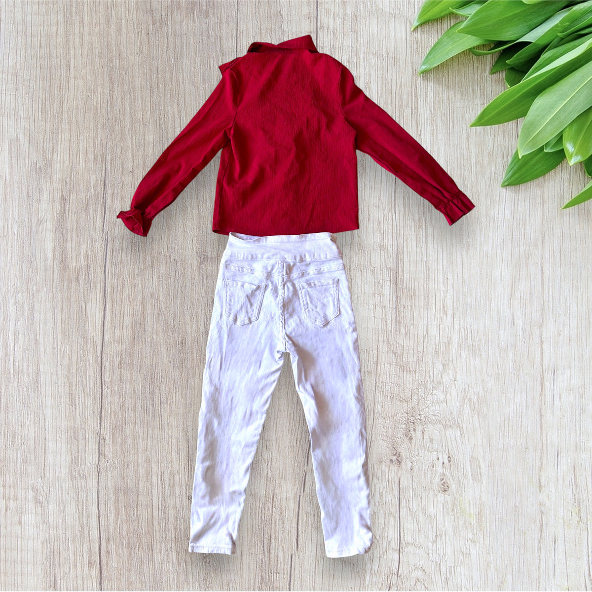 Ensemble fille Shein 8 ans composé d'une chemise rouge bordeaux à volants et d'un jean blanc à boutons.